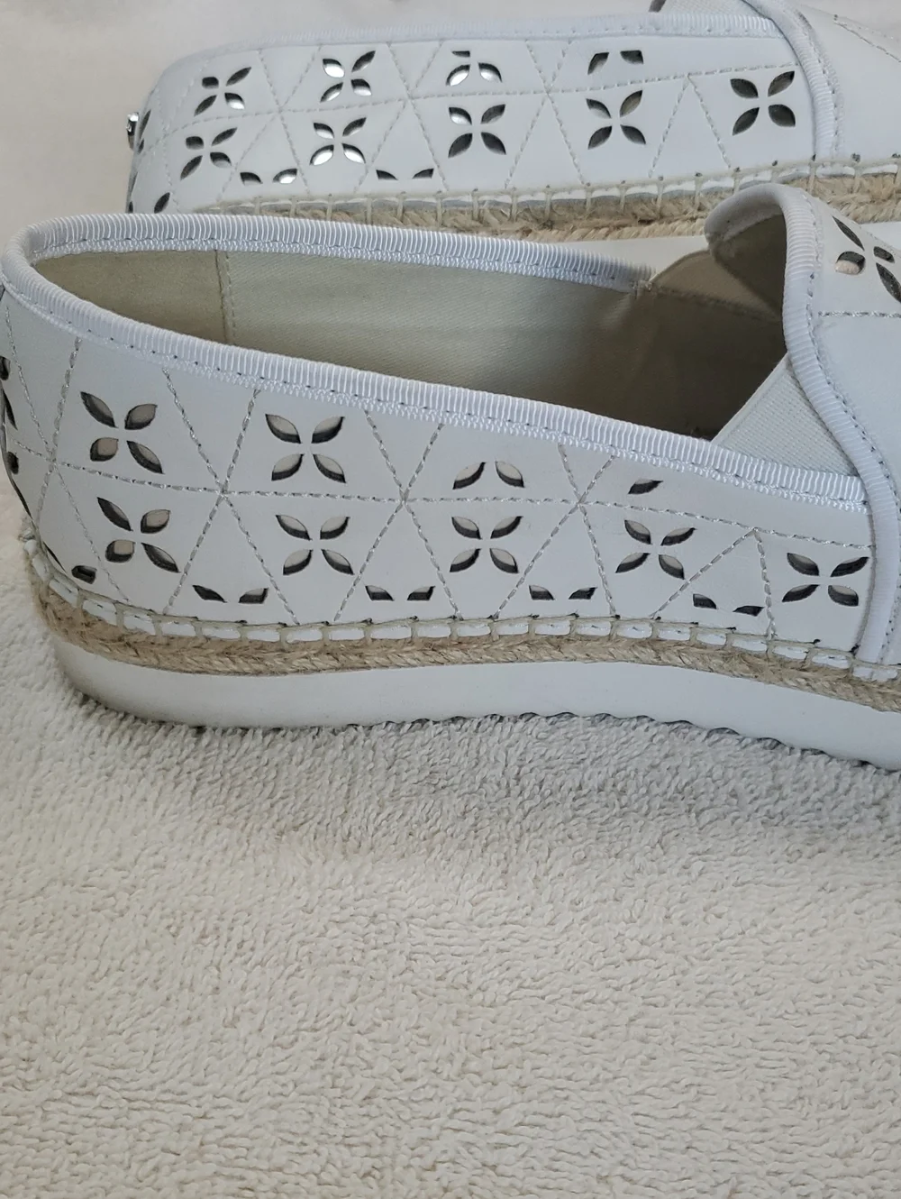 Michael Kors Womens Keaton Slip Ons. Silver Cutout Details. Size 9